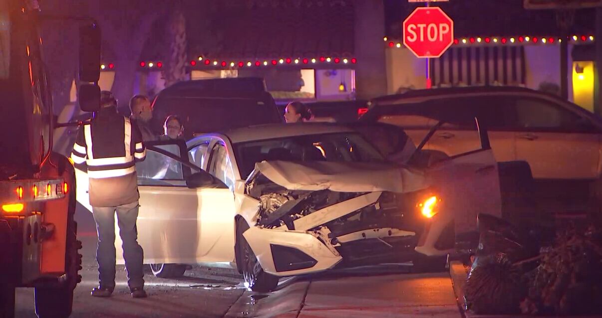 Driver flees traffic stop, crashes into parked car in central Phoenix