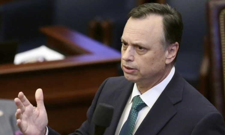 Đạo luật cấm nhận quà khiến nghị sĩ Florida 'dở khóc dở cười'