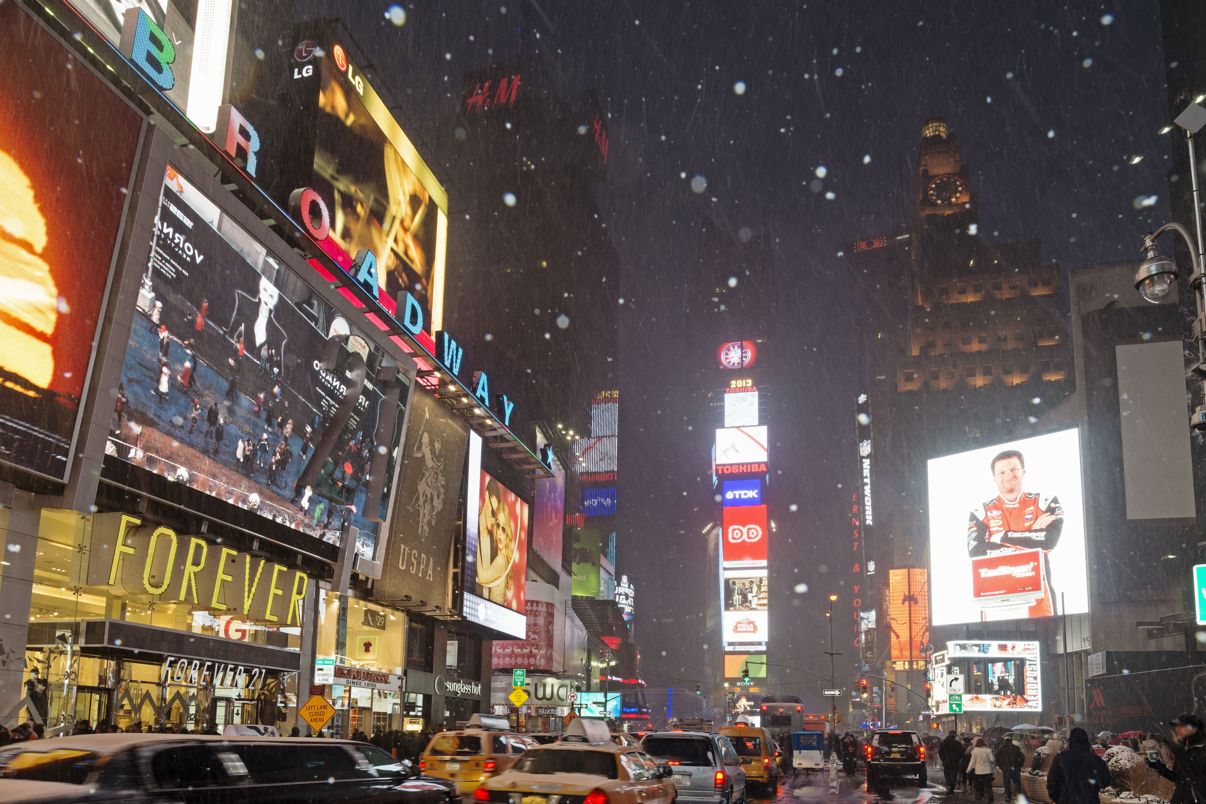 Live cam: Watch as snow falls in Times Square