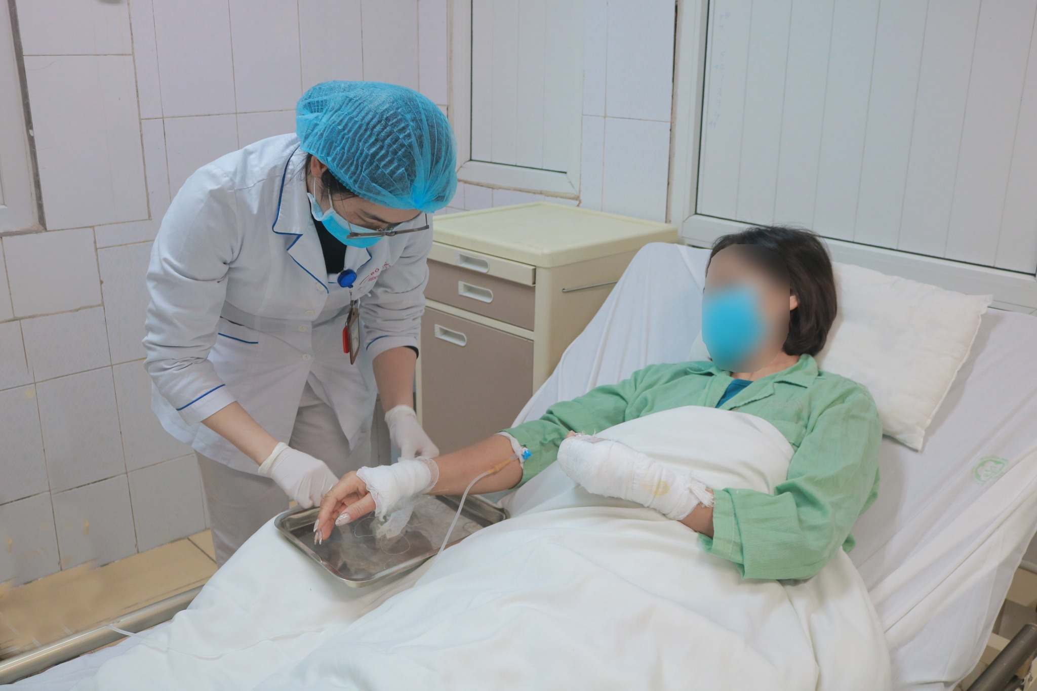 Hóa chất thông bồn cầu phát nổ, người phụ nữ 47 tuổi bị bỏng nặng