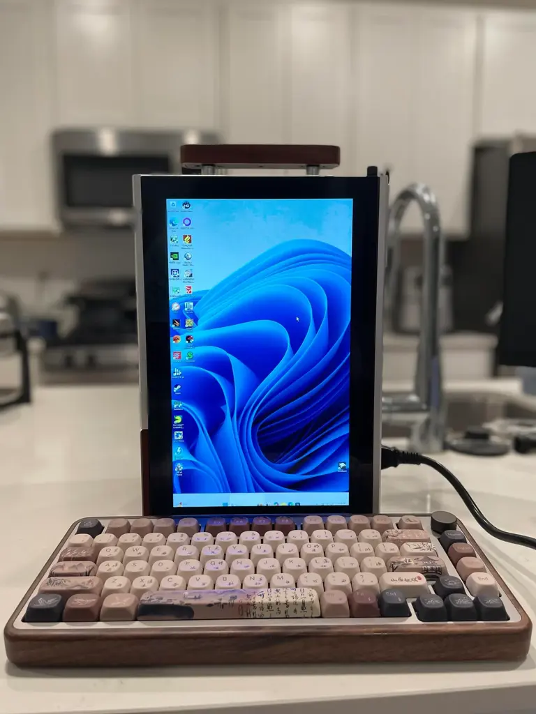 Equipado com RTX 4070: Modder foge do comum e monta mini-PC com display ...