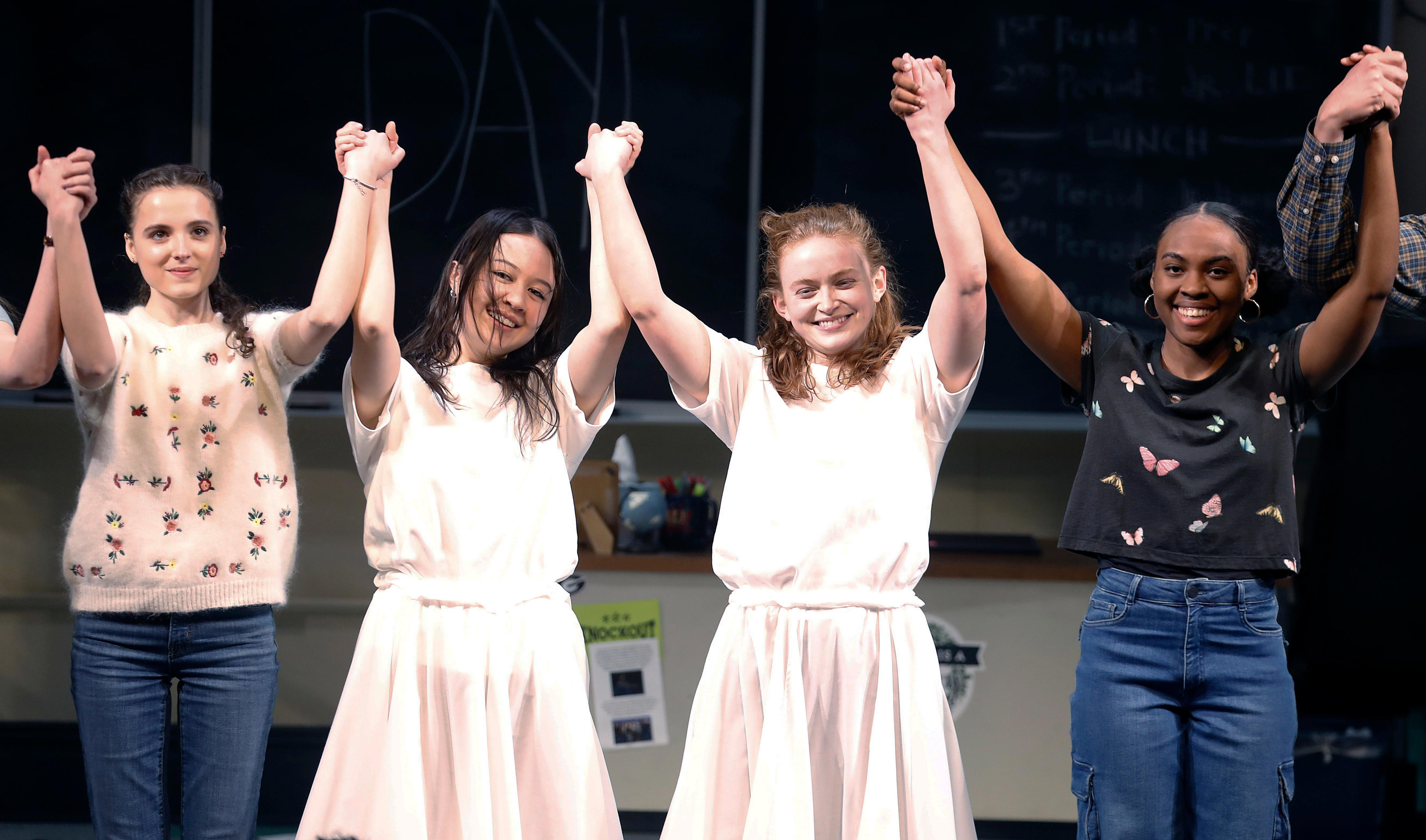 (De izq. a der.) Fina Strazza, Amalia Yoo, Sadie Sink y Morgan Scott reciben la llamada a escena durante el estreno en Broadway de "John Proctor Is The Villain" en el Teatro Booth el 14 de abril de 2025 en la ciudad de Nueva York.