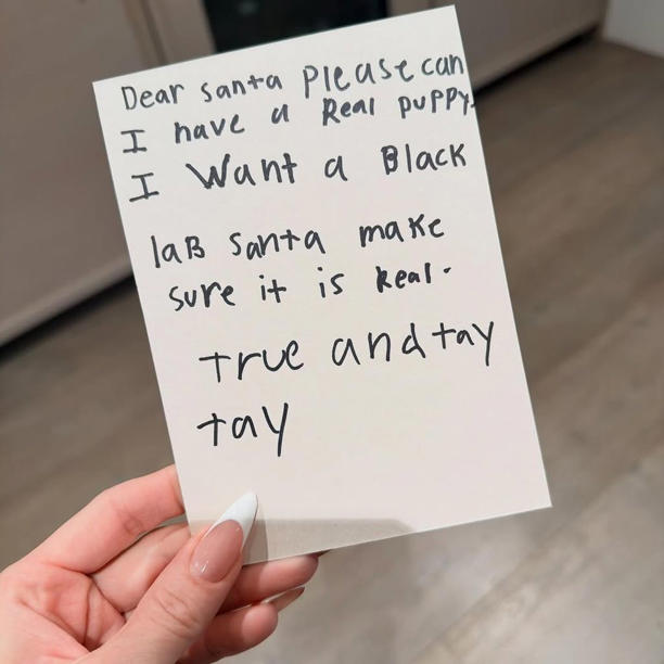 Khloé Kardashian cumple el deseo de Navidad de sus hijos. En esta cartita, los niños le pedían un cachorro a Santa Claus.