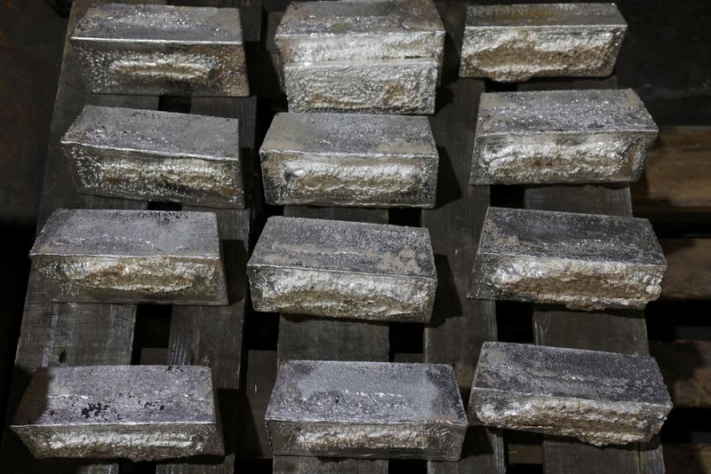Silver rises 9% to hit fresh record high<br>