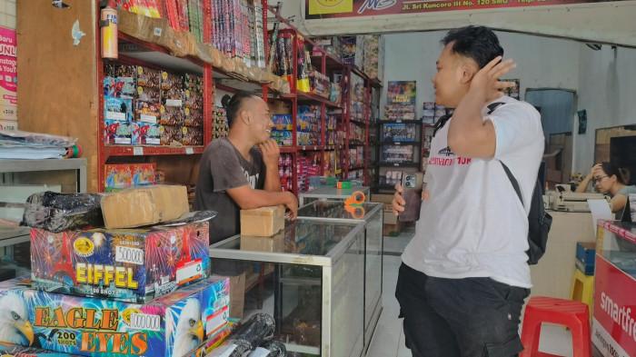 Pedagang Kembang Api Kesepian, Rianto Berharap Laku di Malam Tahun Baru