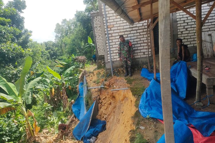 Tanah Longsor 30 Meter Ancam Robohkan Rumah Warga Pamekasan