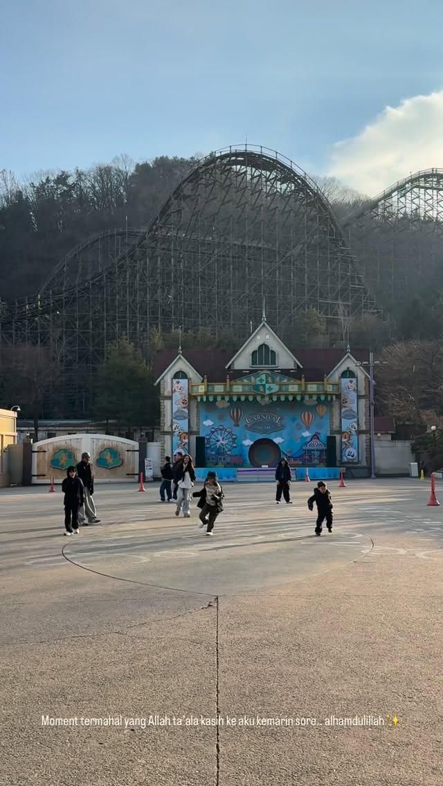 10 Foto Keluarga Zaskia Adya Mecca di Everland, Korsel!