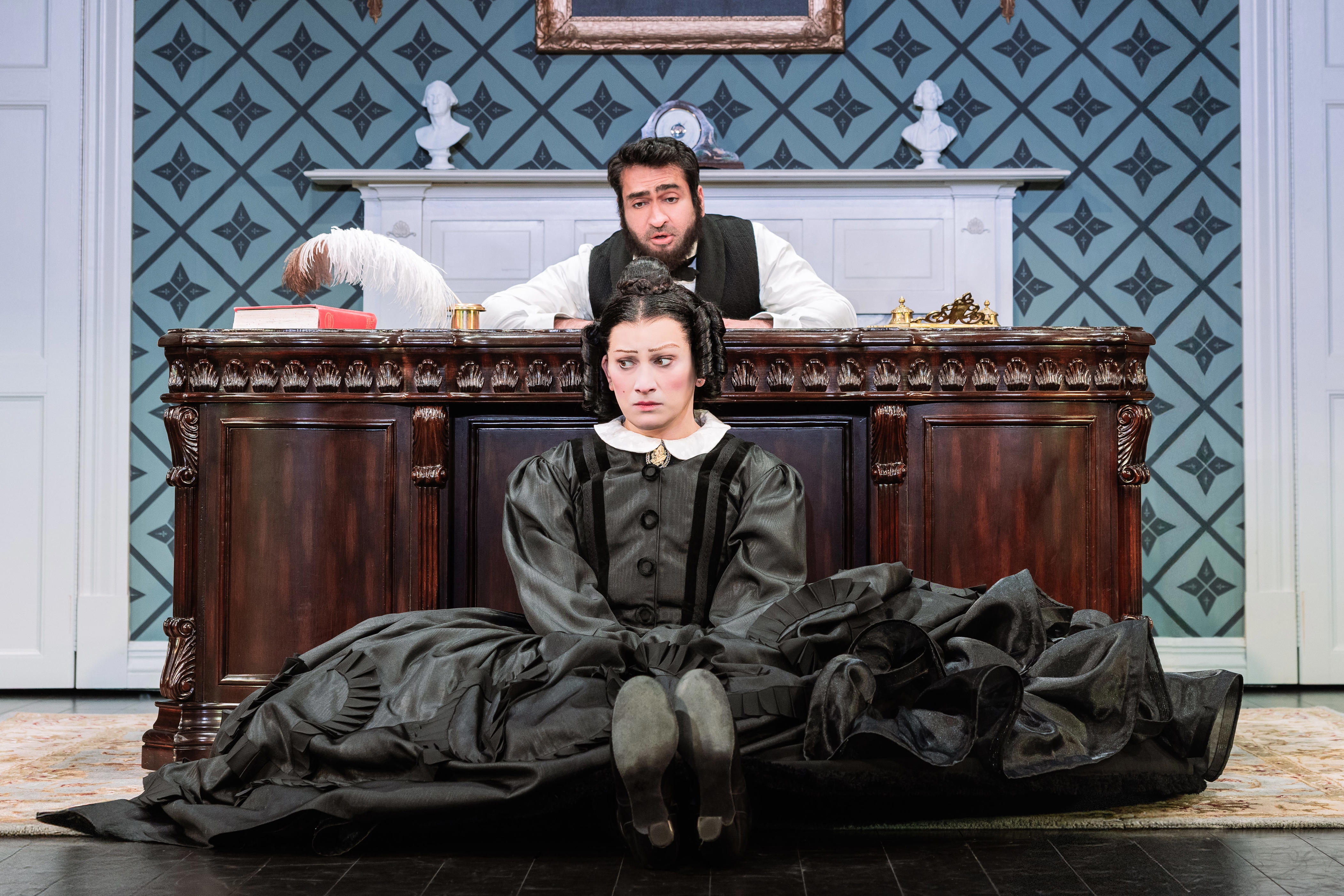 Jinkx Monsoon, en el centro, y Kumail Nanjiani en "Oh, Mary!" en Broadway.