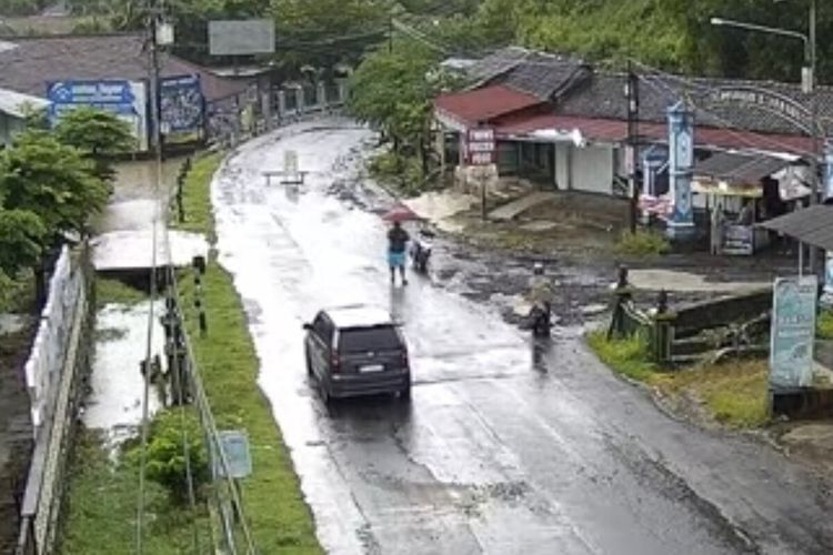 Hujan deras genangi jalan Pantai Baron, wisatawan bisa lewati JJLS