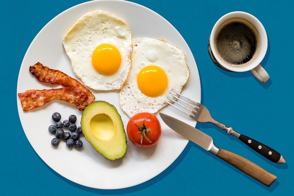 Tips makan sehat untuk menjaga berat badan stabil saat libur Nataru