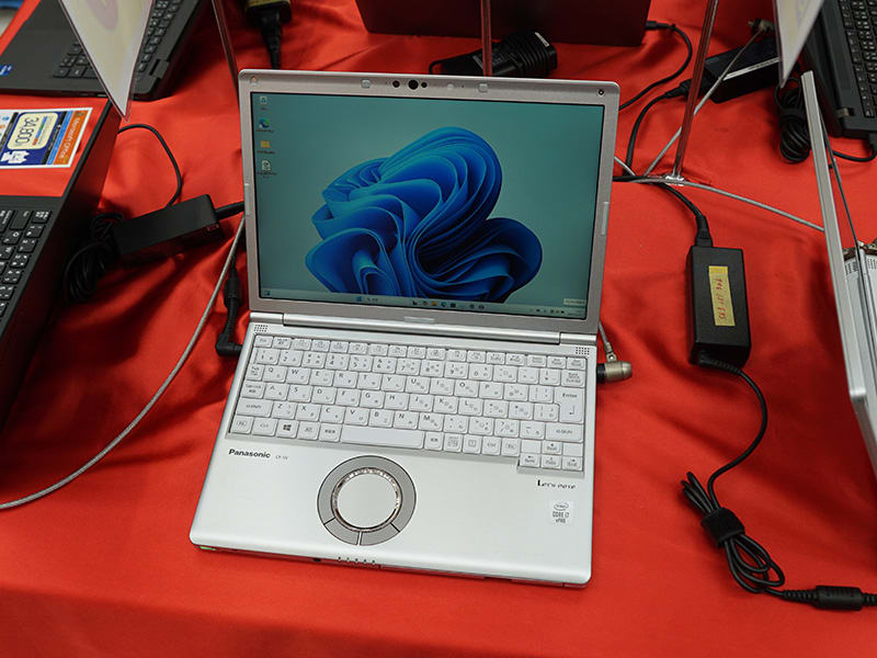 Core i7-10810U/16GBメモリ/DVDマルチドライブ搭載の12.1型「Let's