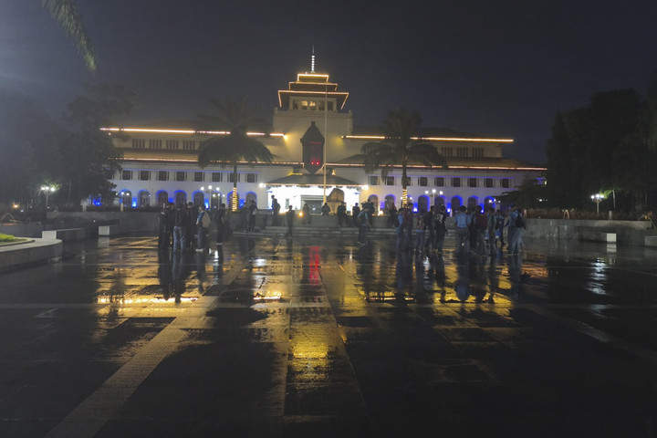 Wisata malam di Gedung Sate, spot favorit swafoto warga