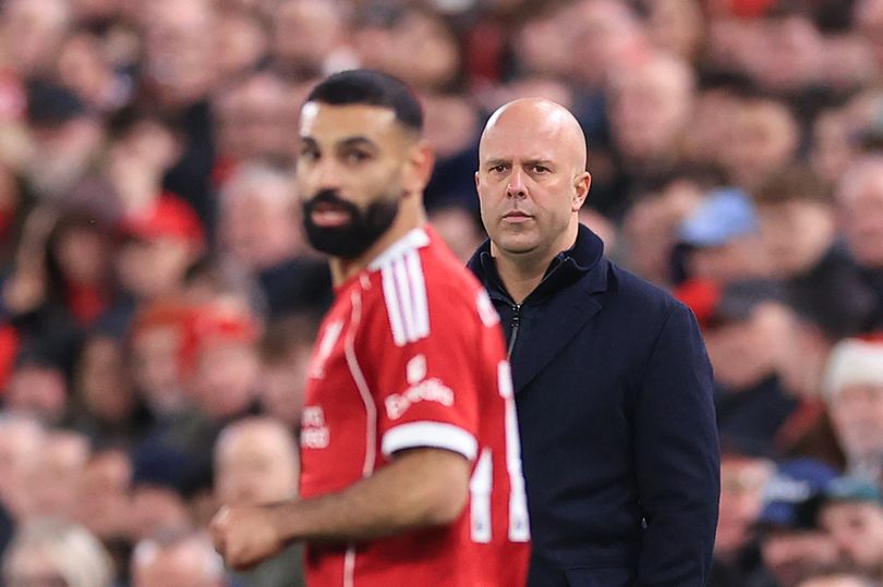 El entrenador del Liverpool, Arne Slot, mira a Mohamed Salah durante el partido de la Premier League contra el Brighton.