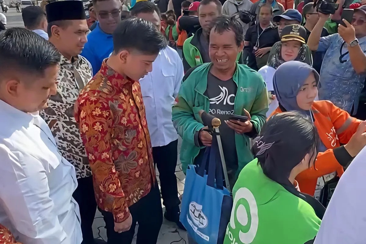 Driver ojol bercerita ke Gibran, tetap bekerja pakai tongkat dan dapat sembako
