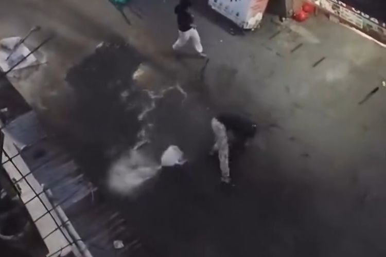 Viral! Tawuran Tamansari Berakhir Mendadak, Pelaku Terjungkal Dihantam Galon Air Warga