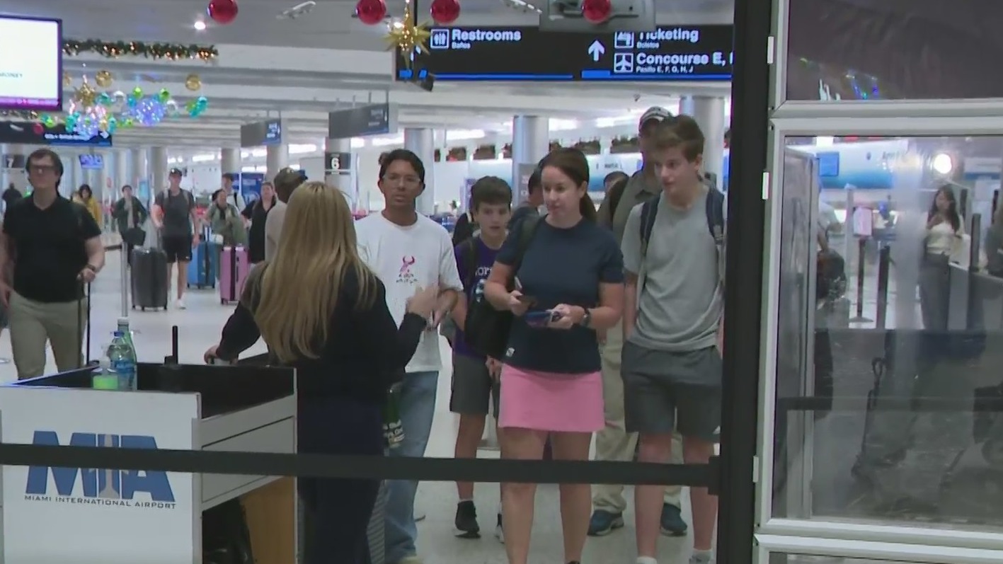 Christmas travel return trips lead to long lines at Miami International ...