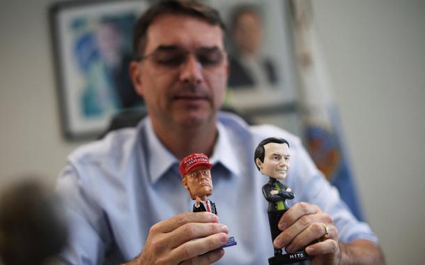 Flávio Bolsonaro herda 90% dos votos do pai, aponta Paraná Pesquisas