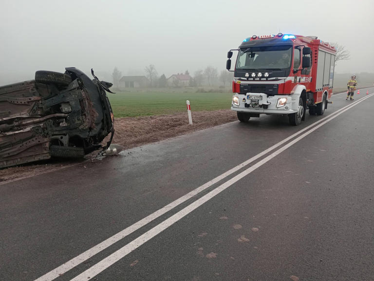 Wypadek drogowy w Główinie. Auto wpadło do rowu, trzy osoby poszkodowane