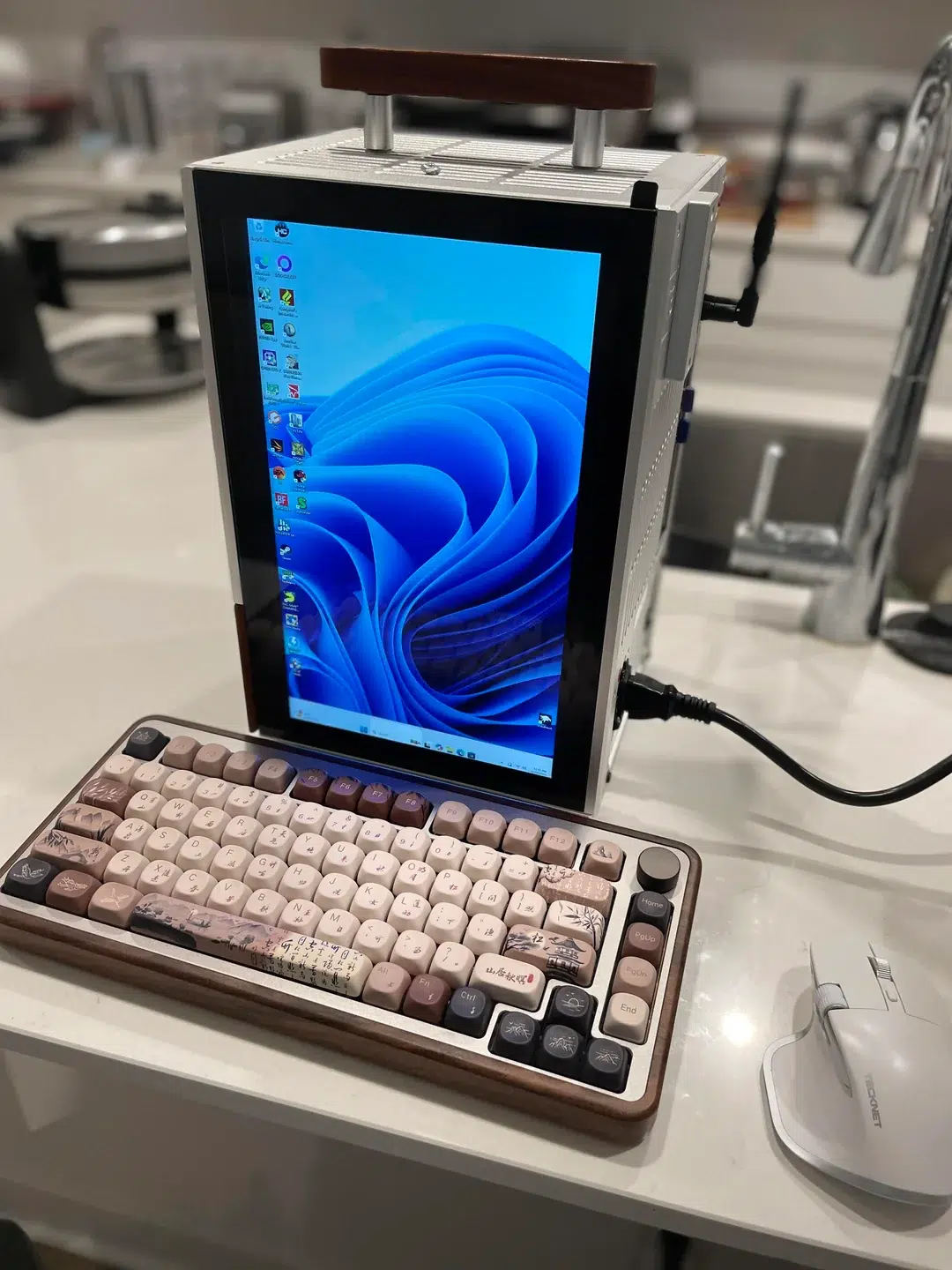 Equipado com RTX 4070: Modder foge do comum e monta mini-PC com display ...