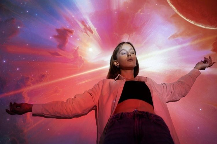 Aura positif dan kreatif menyelimuti 6 zodiak ini pada 27 Desember 2025