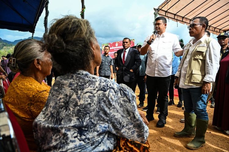 Pemeriksaan lokasi rumah terdampak banjir di Tapteng, Bobby: Semua akan diganti presiden