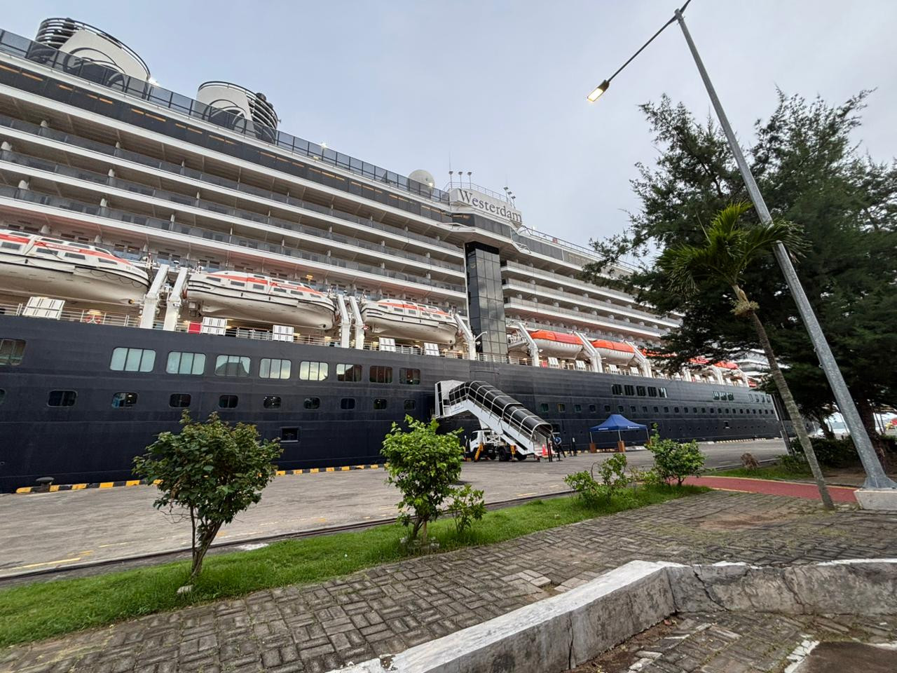 Westerdam Berlabuh di Benoa, Wisatawan Asing Datang Memborong