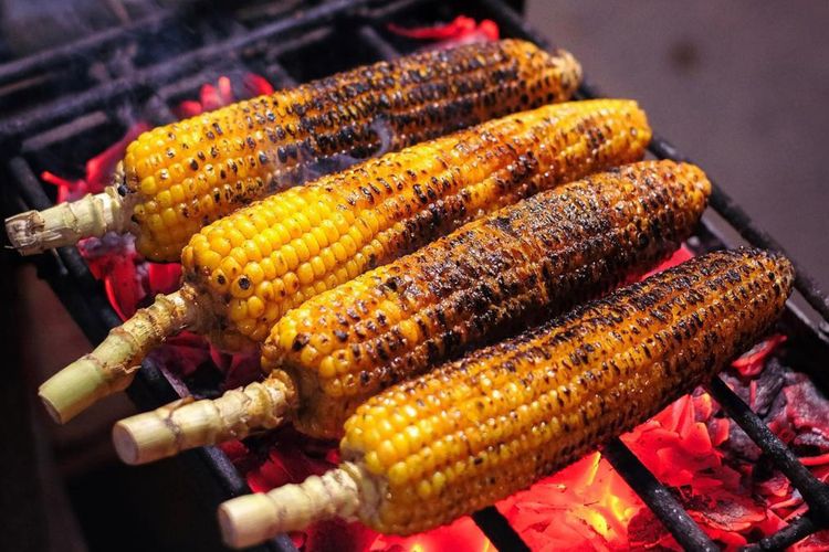Bumbu bakar jagung pedas manis, sempurna untuk malam tahun baru!