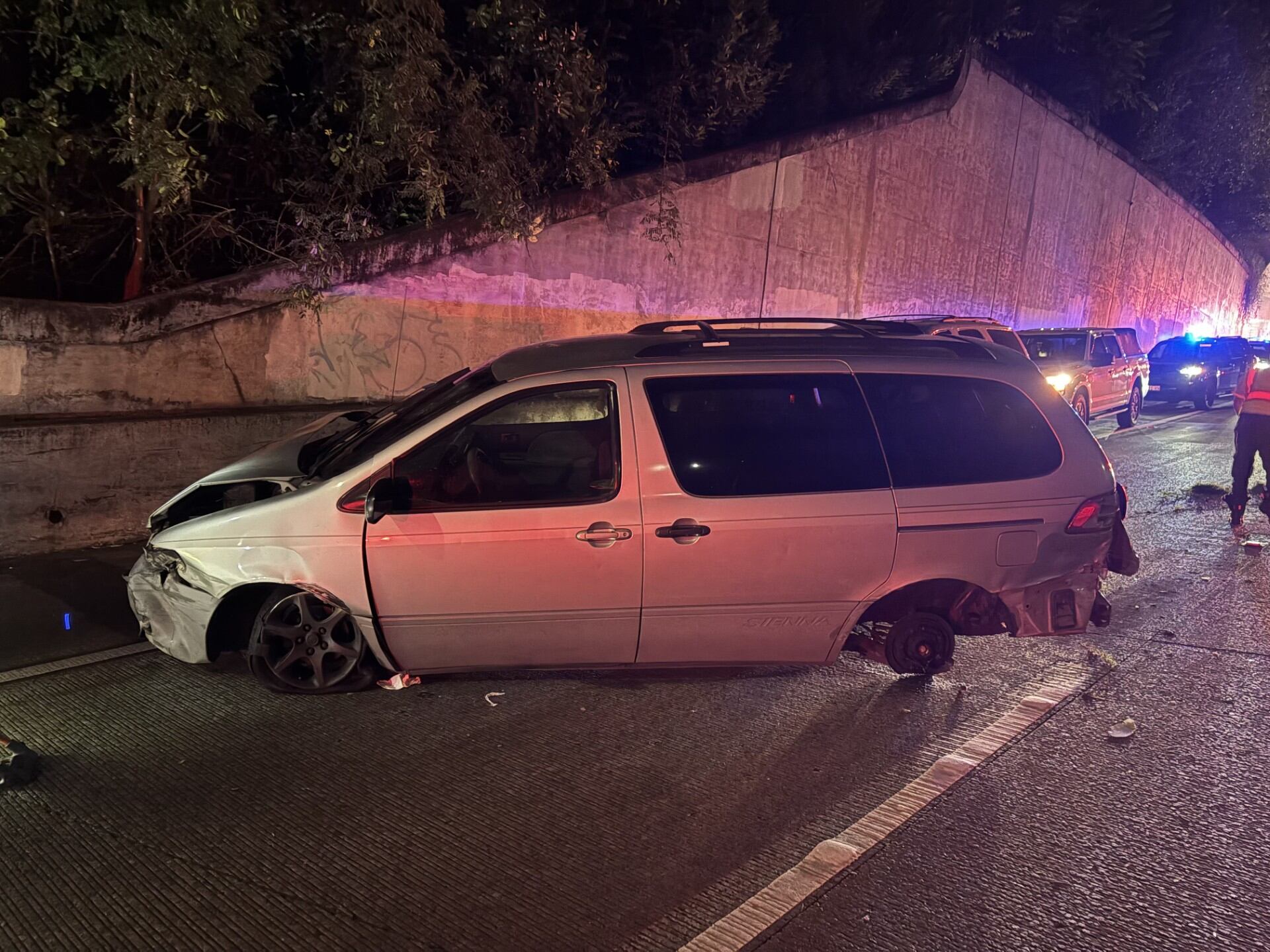 2 seriously injured in crash on H-3 Freeway