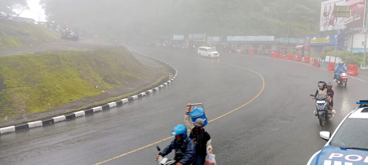 Hujan dan Kabut Puncak Pass, Kondisi Lalulintas Sabtu Pagi Ini