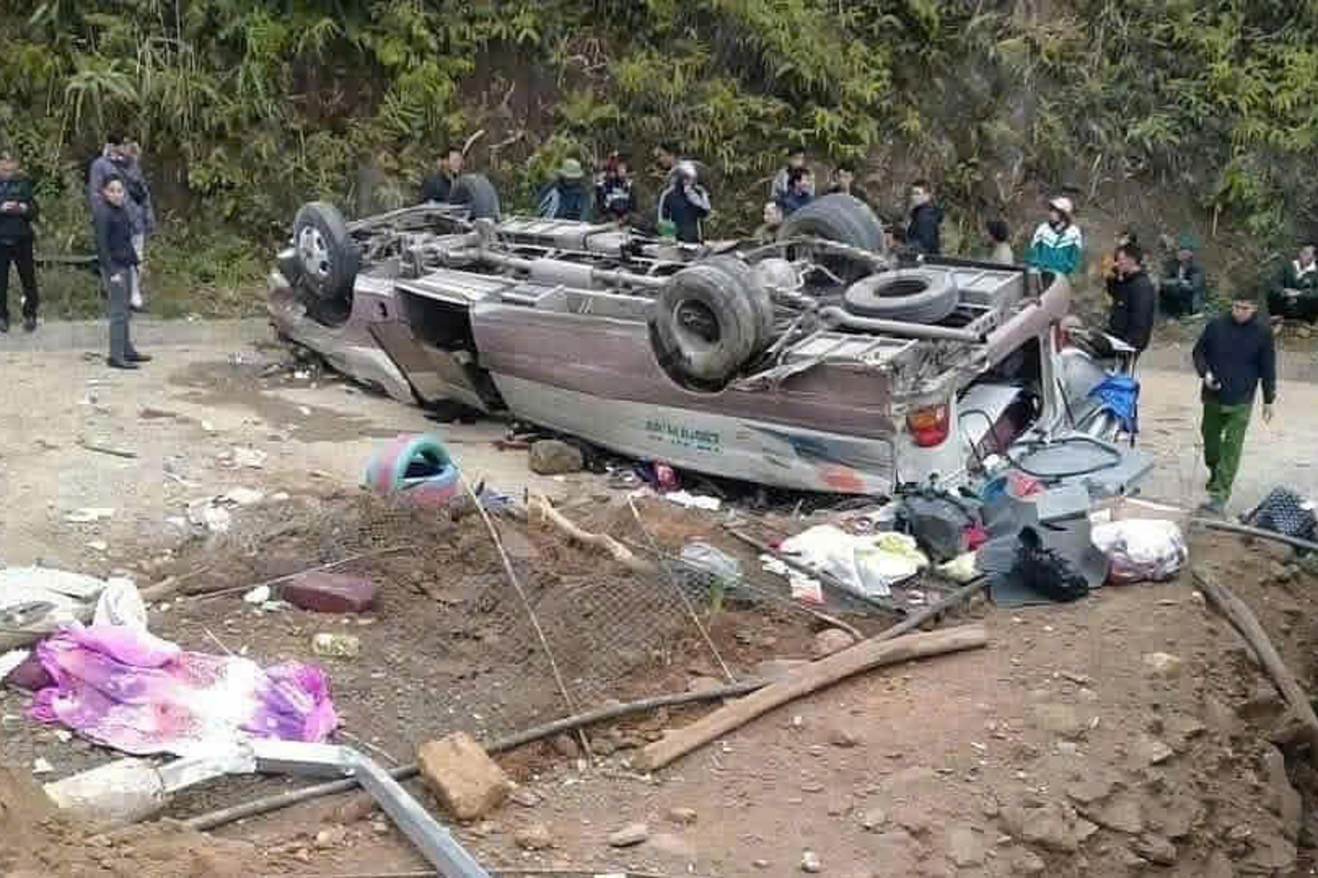 Hiện trường vụ lật xe chở đoàn thiện nguyện, 9 người tử vong ở Lào Cai