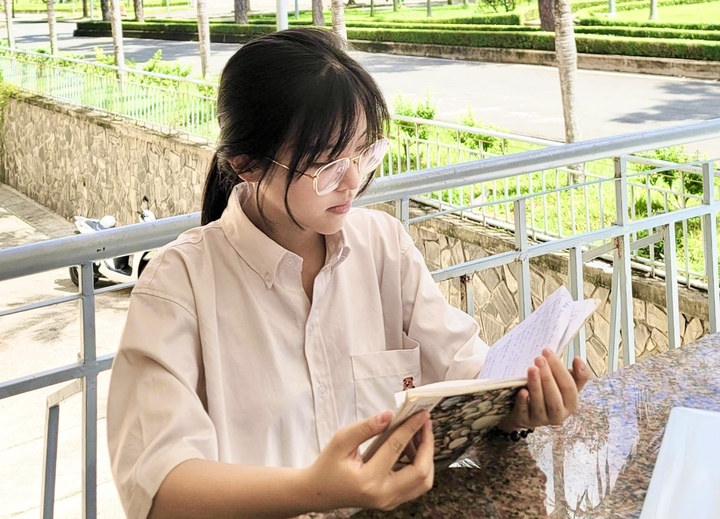 Không dự lễ tốt nghiệp, nữ thủ khoa ngành AI nhận tin vui theo cách lạ lùng