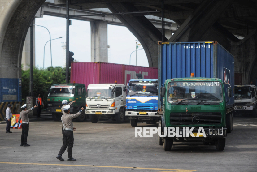 Korlantas Larang Kendaraan Sumbu Tiga Lintasi Tol Saat Nataru