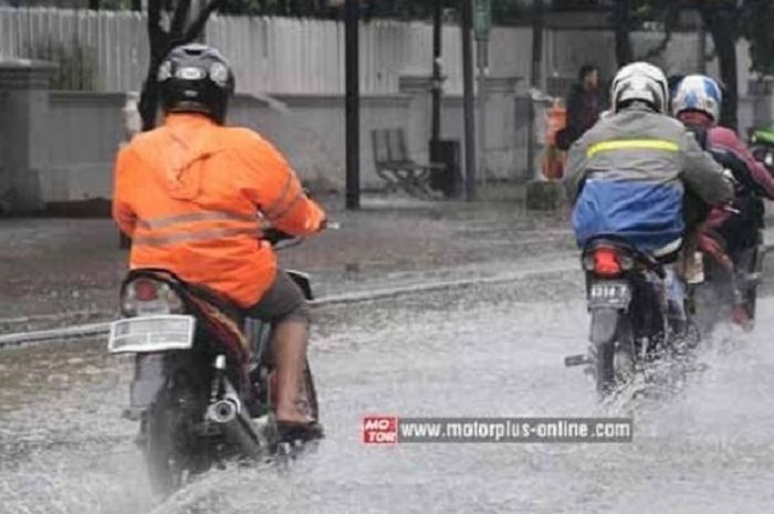 Ahli Keselamatan Berkendara Beri Nasihat, Naik Motor Saat Hujan Jangan Pakai Sandal