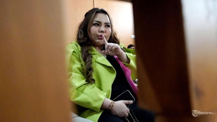 Penyelidikan KPK terhadap aliran dana Ridwan Kamil ke Aura Kasih memicu desakan pemeriksaan artis AK