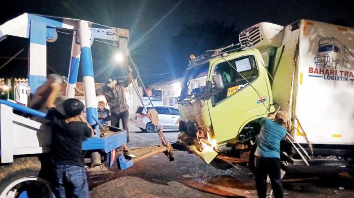 Pasar Kertek Digegerkan, Truk Keramik Alami Rem Blong