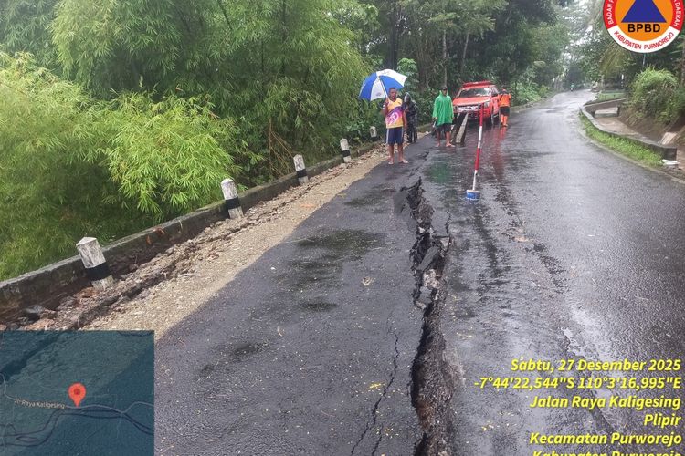 Jalan Raya Kaligesing Purworejo Retak Puluhan Meter, Pengendara Diimbau Berhati-hati