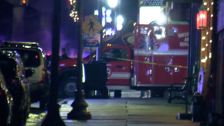 Tres personas resultaron heridas después de que un hombre armado abrió fuego en la oficina del sheriff en Idaho antes de recibir un disparo mortal en un enfrentamiento, dicen las autoridades.