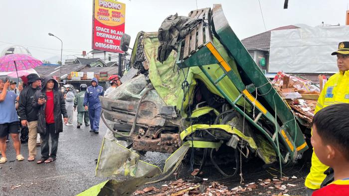 Penyebab Tronton Muatan Keramik Tabrak Ruko di Kertek, 5 Orang Luka