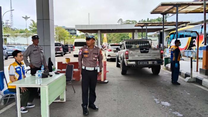 Jaga Kedamaian, Polsek Entikong Pantau Misa Natal 2025 di Gereja