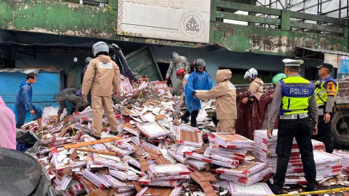 Kecelakaan Truk Keramik di Kertek, Tabrak Tugu dan Ruko
