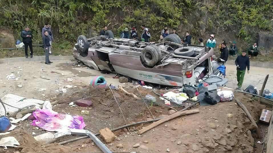 Lật xe chở đoàn thiện nguyện, 9 người tử vong
