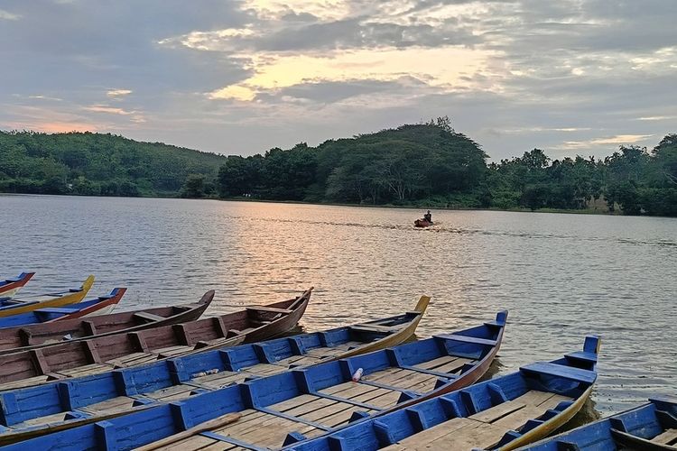 Menikmati Santai di Waduk Greneng Blora