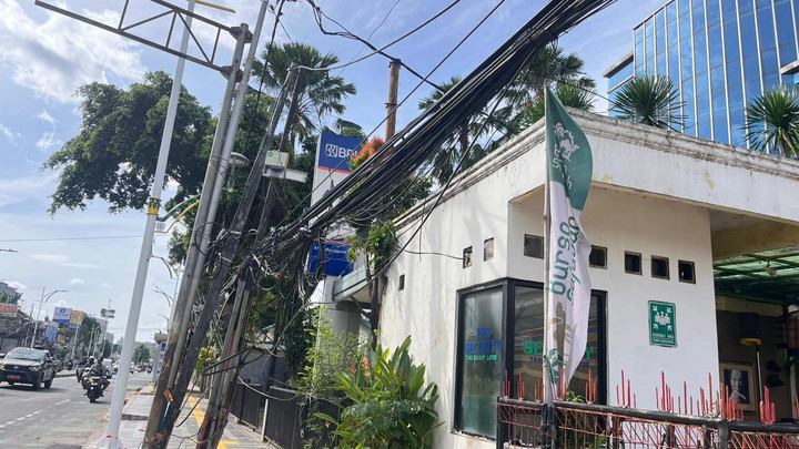 Kabel Menggantung di Jalan Saharjo: Pejalan Kaki Terancam, Pengendara Berbahaya