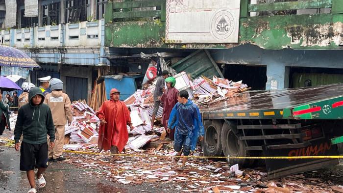 Kronologi Kecelakaan di Pasar Kretek: Truk Tabrak Tugu dan Ruko, Keramik Berhamburan