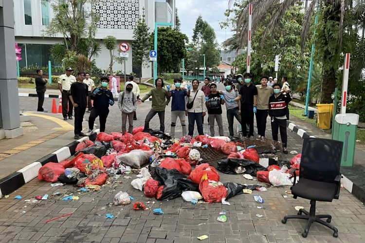Mahasiswa Tumpahkan Sampah ke Pemkot Tangsel, Protes Kurangnya Penanganan Sampah