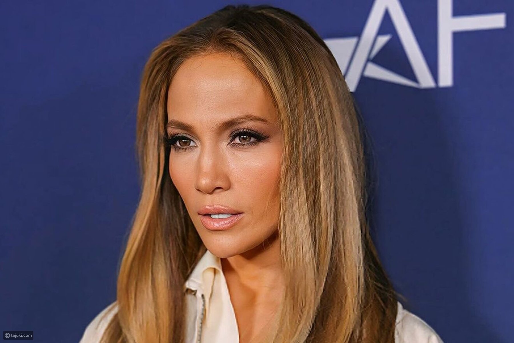 أحمر شفاه برونزي مع وردي مع مكياج برونزي كامل لجينيفر لوبيز - Jennifer Lopez
