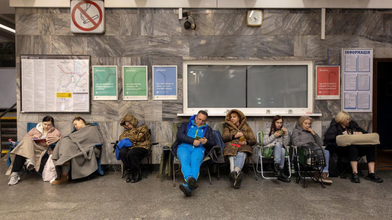 El masivo ataque ruso a Kiev mata al menos a una persona antes de las conversaciones de paz entre Trump y Zelenski