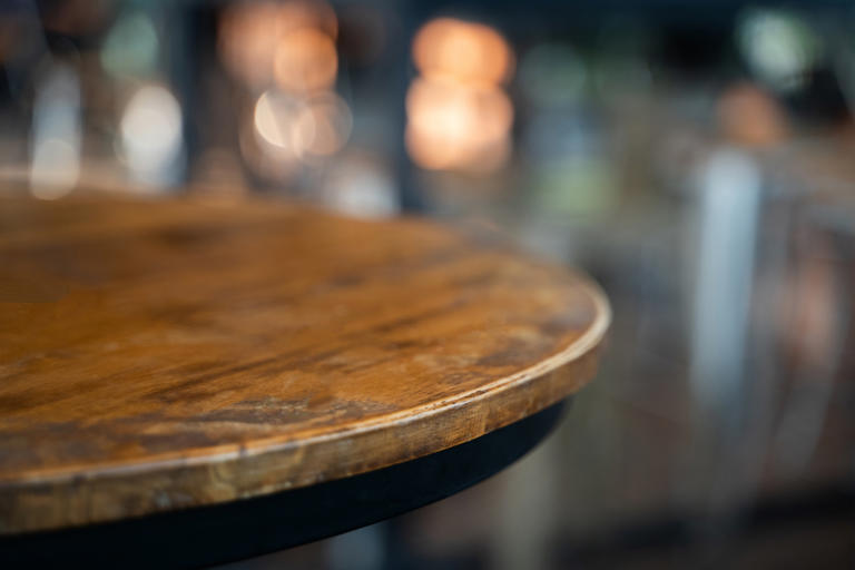 Il pense acheter une simple table à 30 € chez Emmaüs, elle renferme en ...