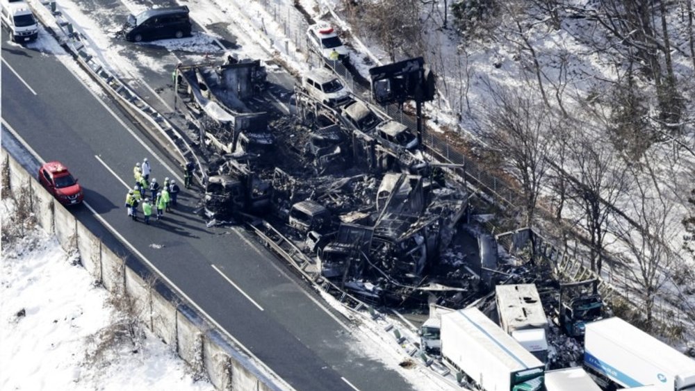 More than 50 vehicles: Mass pile-up on slippery highway