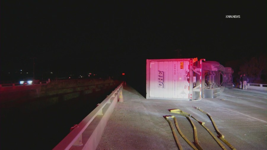 Overturned semi shuts down 101 Freeway in Ventura County<br><br>